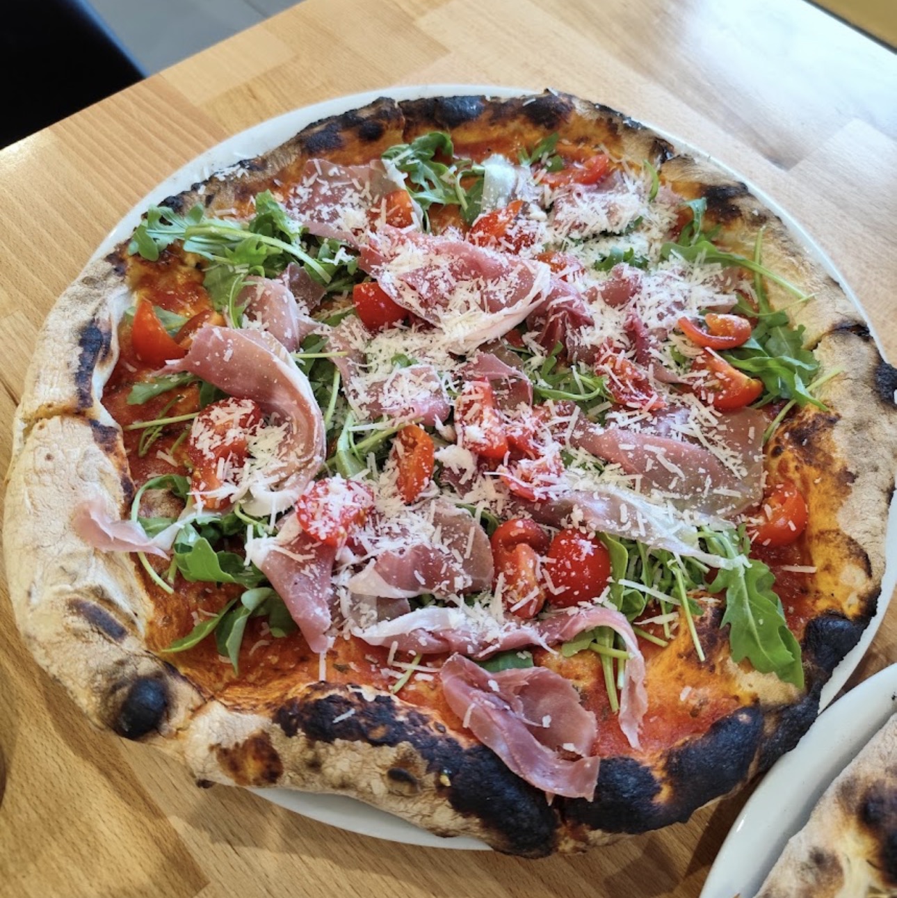 Pizza z prosciutto i rukolą